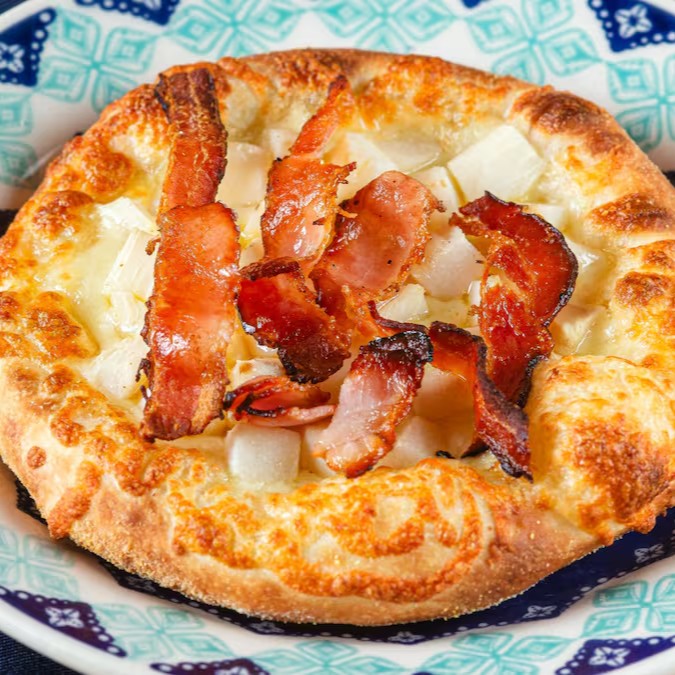 Esfiha Gourmet de Palmito com Bacon Crocante: Recheio de palmito suculento, mussarela cremosa e bacon crocante. Uma combinação perfeita de sabores!