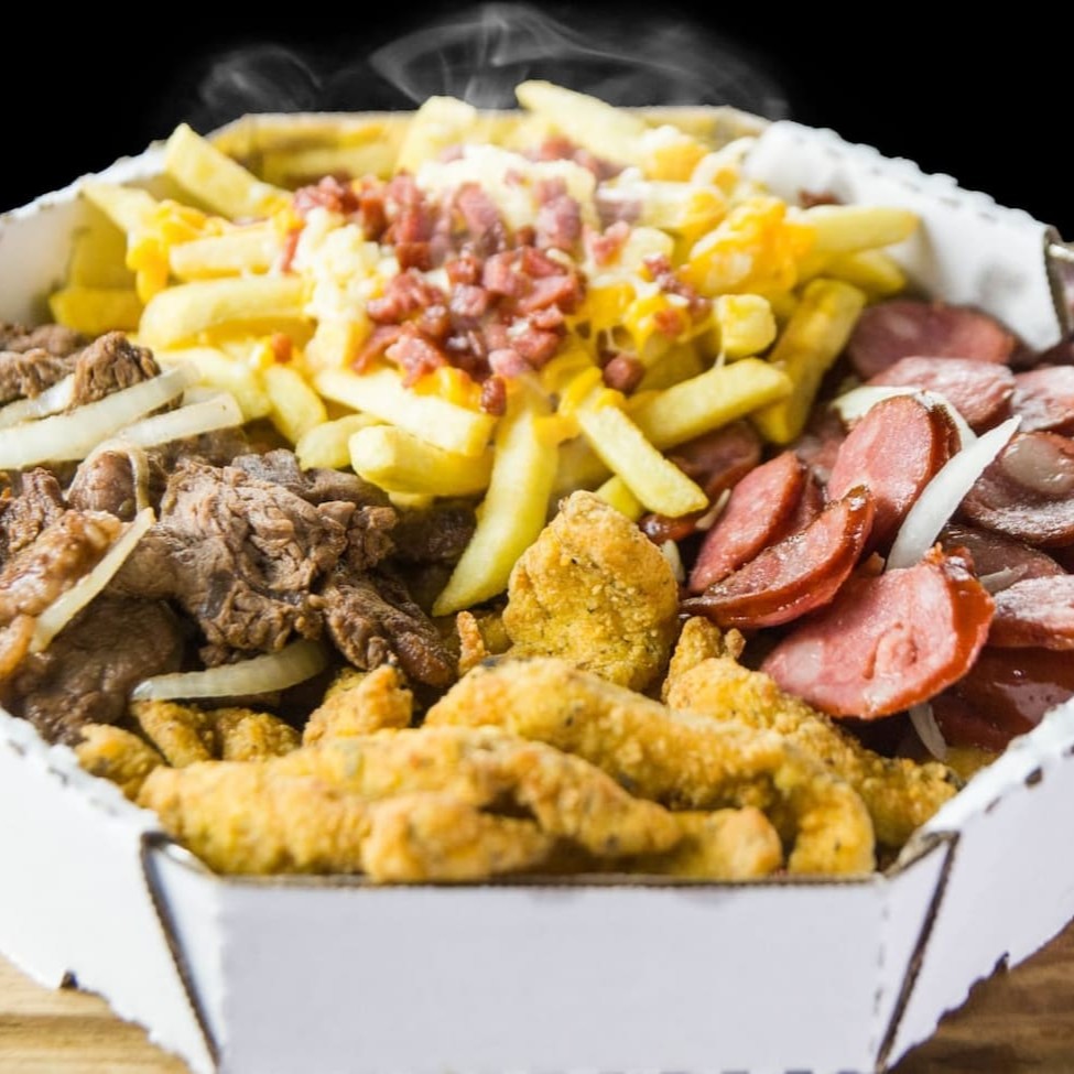 Porção especial com frango crocante, contra filé suculento, calabresa acebolada e batata mania irresistível, acompanhada de refrigerante geladinho de 1,5 litros. Ideal para compartilhar com a galera!