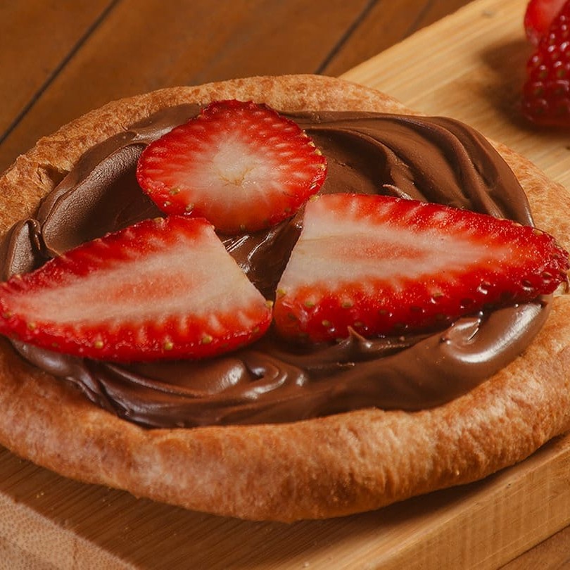 Creme de avelã Nutella com fatias de morango