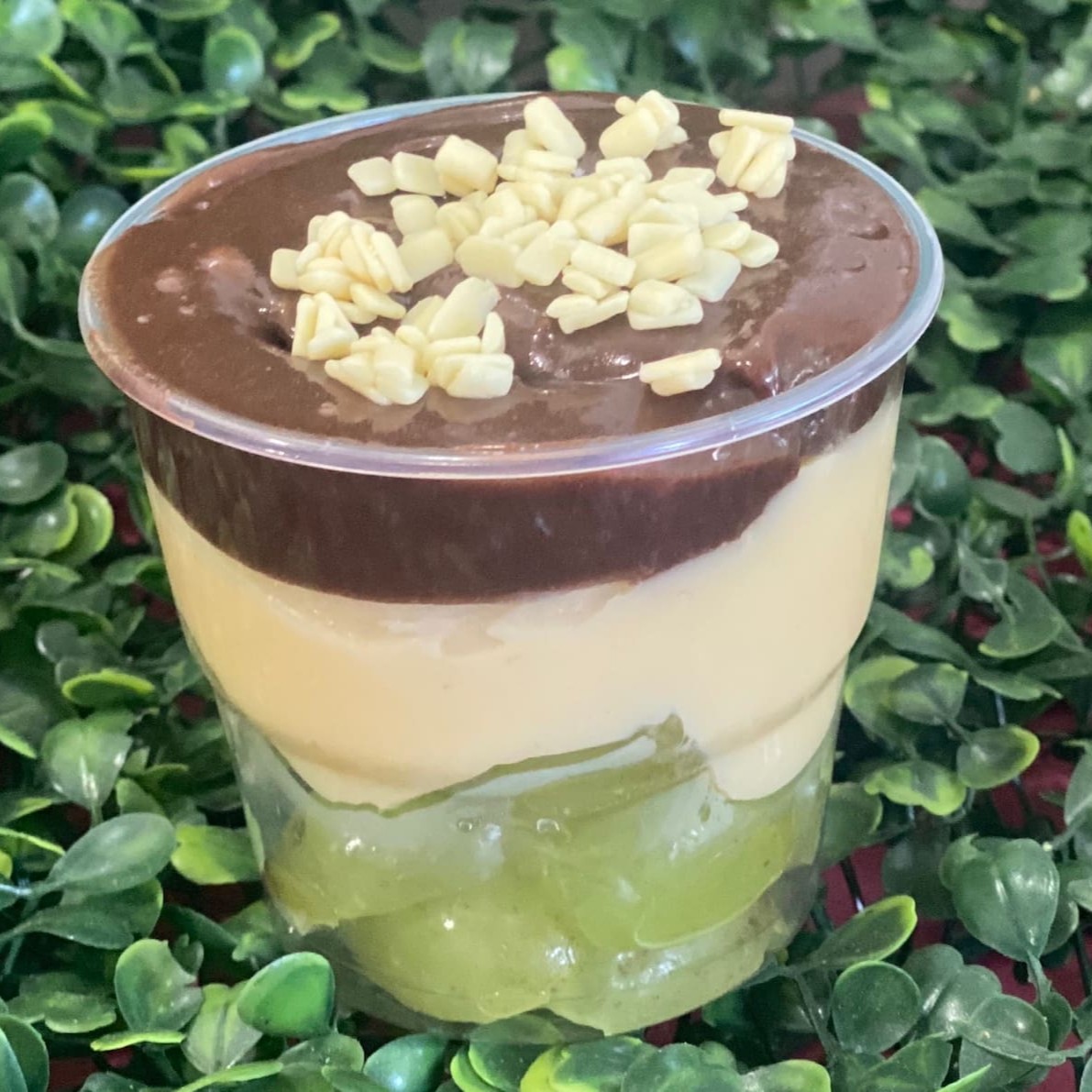 Uvas fresquinhas cobertas por muito brigadeiro de Ninho, e finalizada com brigadeiro 50% cacau pra dar aquele toque final