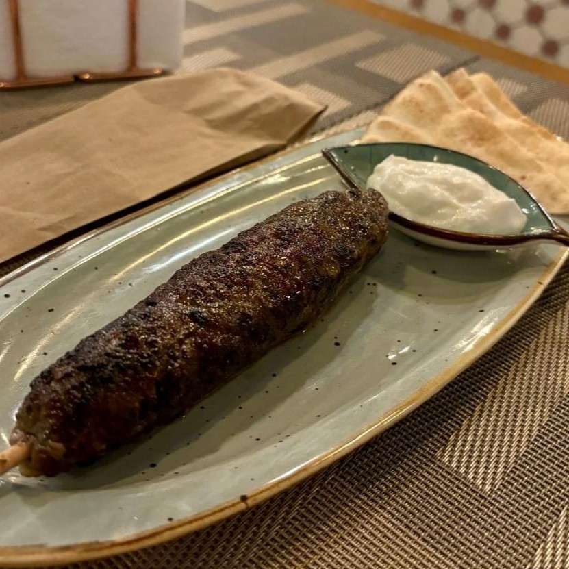 Espeto de Kafta acompanhado de pão e pasta de alho