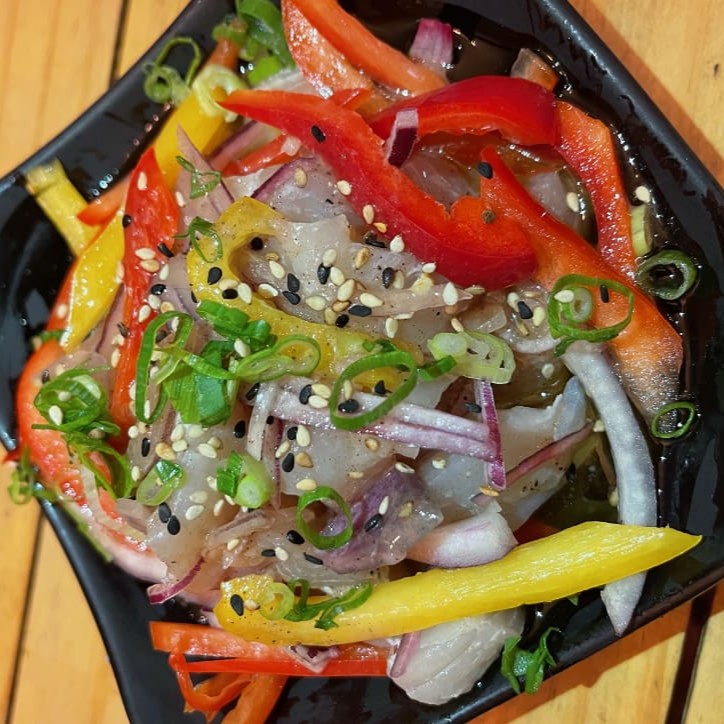 Saladinha de peixe branco marinado, cebola roxa, pimentão amarelo e vermelho.