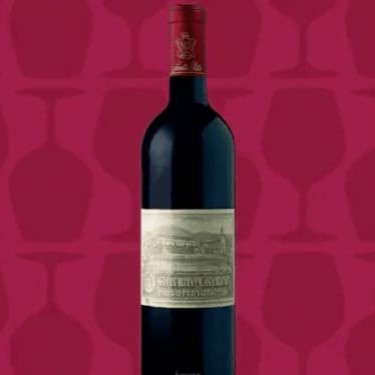 O Vinho Santa Rita Casa Real é assinado pela Viña Santa Rita, umas das mais tradicionais vinícolas do Chile. Elaborado com a uva Cabernet Sauvignon, oriunda de vinhas velhas, com mais de setenta anos, na região vitivinícola do Vale do Maipo. De coloração rubi profunda, revela um bouquet aromático intenso, onde destacam-se aromas de frutas vermelhas, como cereja e groselha, notas herbáceas, nuncases de especiarias e um toque de grafite. Um Vinho Tinto estruturado, elegante e vibrante. Em boca, conta com taninos maduros e um final persistente. Esse é um rótulo com um excelente potencial de guarda, podendo envelhecer na garrafa por até duas décadas!