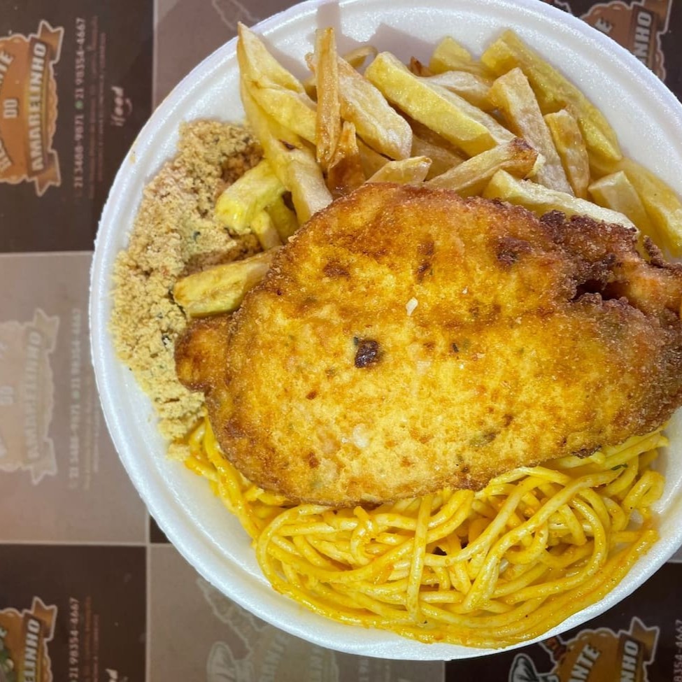 Delicie-se com nosso Frango à Milanesa, um prato clássico e amado por todos. A refeição é acompanhada de um arroz soltinho, de um feijão saboroso e bem temperado, de um macarrão al dente que derrete na boca, de uma farofa crocante e de uma batata frita dourada e irresistível. Tudo é preparado com o maior cuidado e atenção, garantindo a você uma experiência gastronômica inesquecível. Venha saborear essa maravilha e sentir o prazer de uma refeição bem feita!