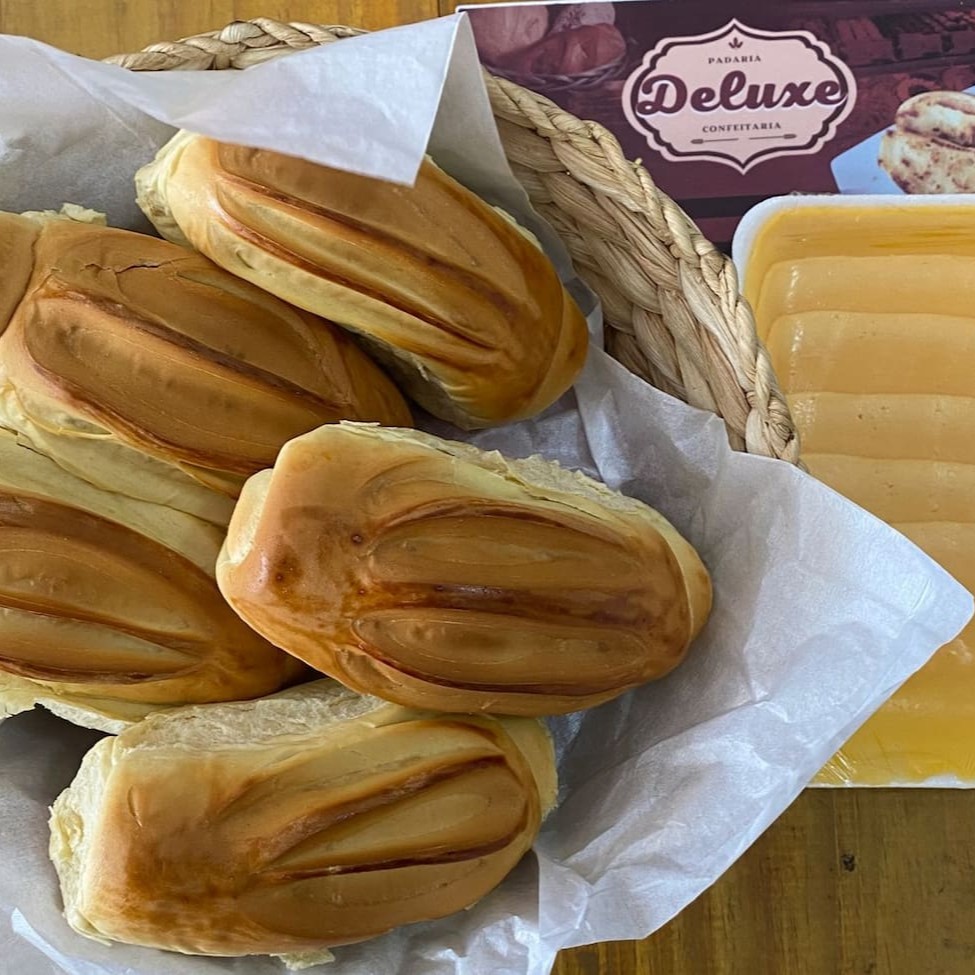 Delicioso café da manhã com 05 unidades do nosso pão suiço (60g) quentinho e crocante + 100gramas de queijo prato.