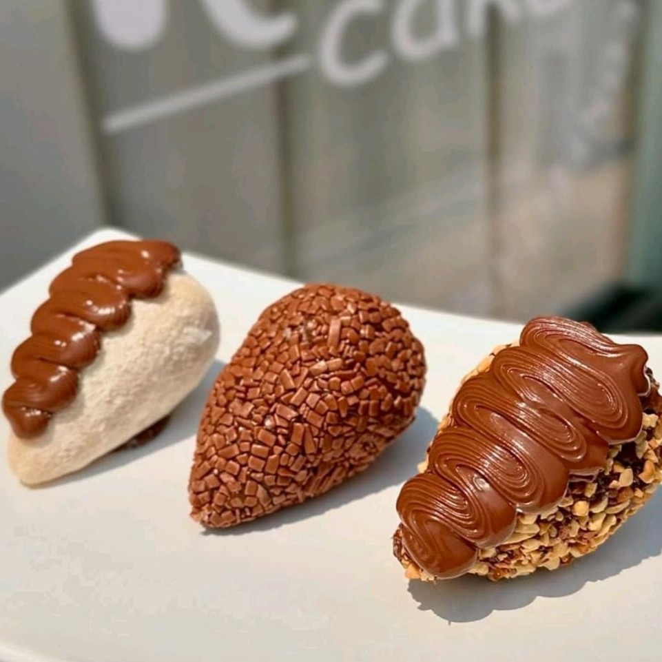 3 Coxinhas:  1 Coxinha de Ferrero   1 Coxinha de Morango    1 Coxinha de Ninho com Nutella