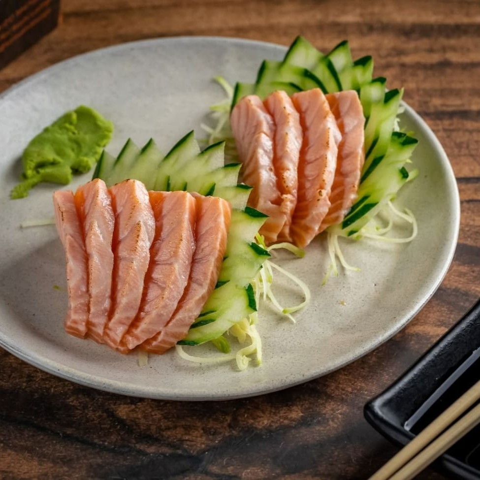 Sashimis de Salmão Maçaricado - 8 unidades    ----------tags------------- Sushi/japa/culinária japonesa/sushi em casa / promoções/makimonos/Philadelphia/filadélfia/hot filadélfia/ hot Philadelphia/sunomono/entre grátis/combinados/Carpaccio/cevite/sashimi de salmão/sushi por 1 real / promoção de hot/temaki/yakissoba