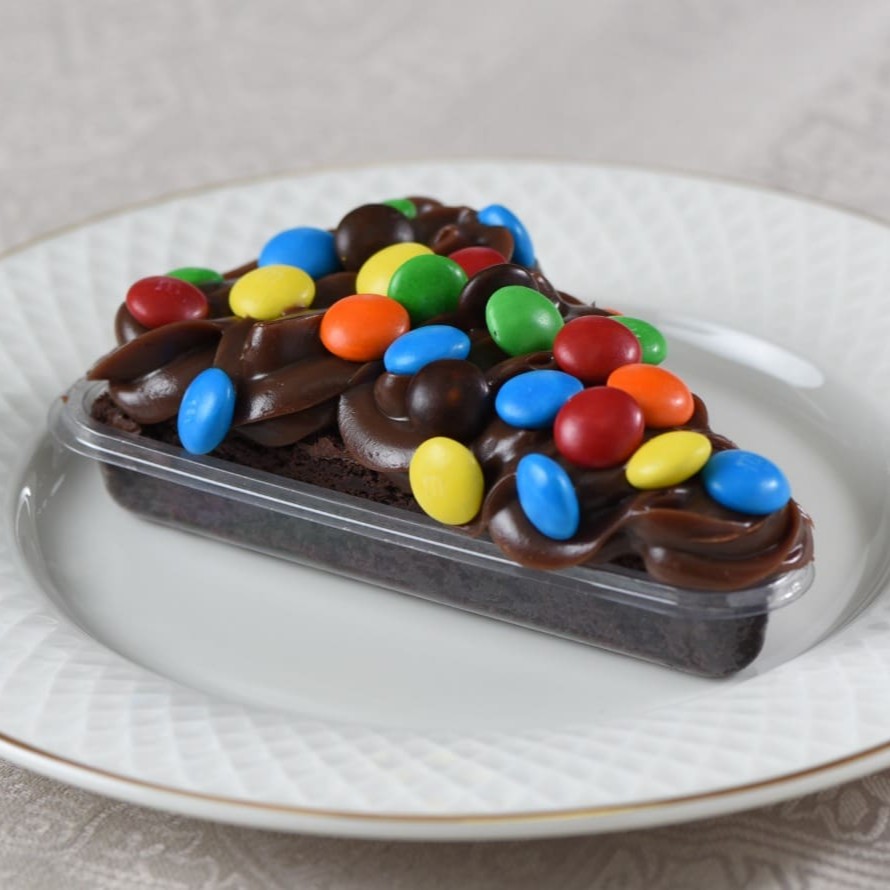 Fatia da nossa torta brownie com generosa camada de brigadeiro ao leite com mm&s!