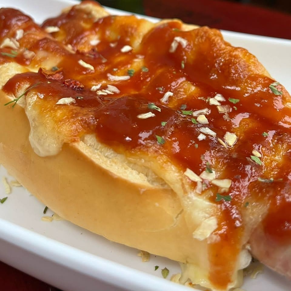 Nosso famoso pão com linguiça. Com queijo, maionese da casa de alho e nosso molho barbecue.