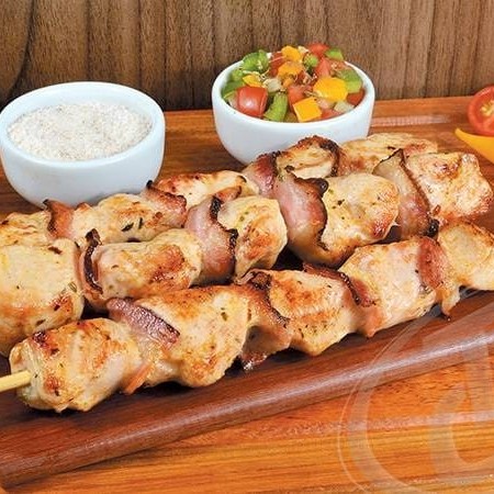 Espetinho de frango marinado em ervas finas, grelhado até ficar suculento e dourado, perfeito para um lanche rápido.