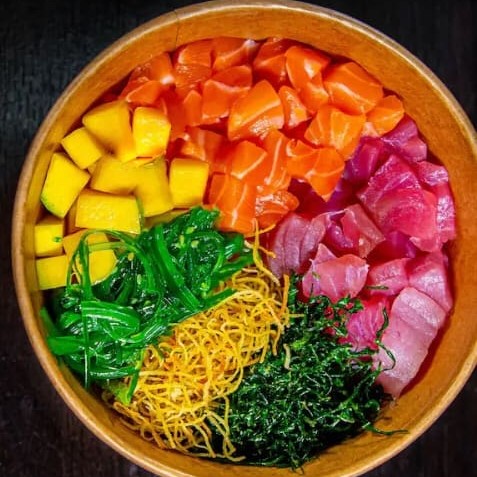 Base De Arroz Japonês + Salmão Cortado Em Cubos + Manga + Sunomono + Abacate + Crean Chesse E Gergelin.