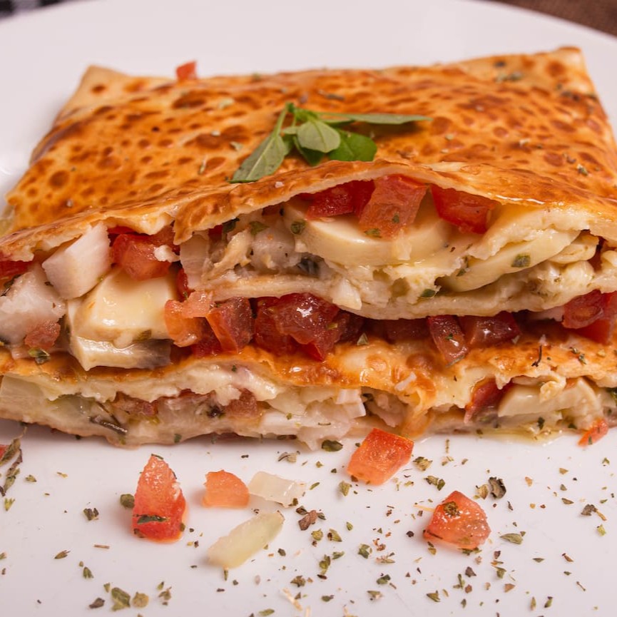 Muçarela, palmito, champignon, ceb., tomate e orégano