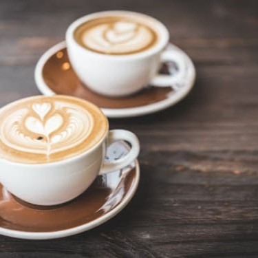 O capuccino é a bebida perfeita para quem aprecia a combinação de sabores intensos e cremosidade aveludada. Preparado com café expresso de alta qualidade, leite vaporizado e uma camada suave de espuma, o capuccino oferece o equilíbrio ideal entre o amargor do café e a doçura do leite