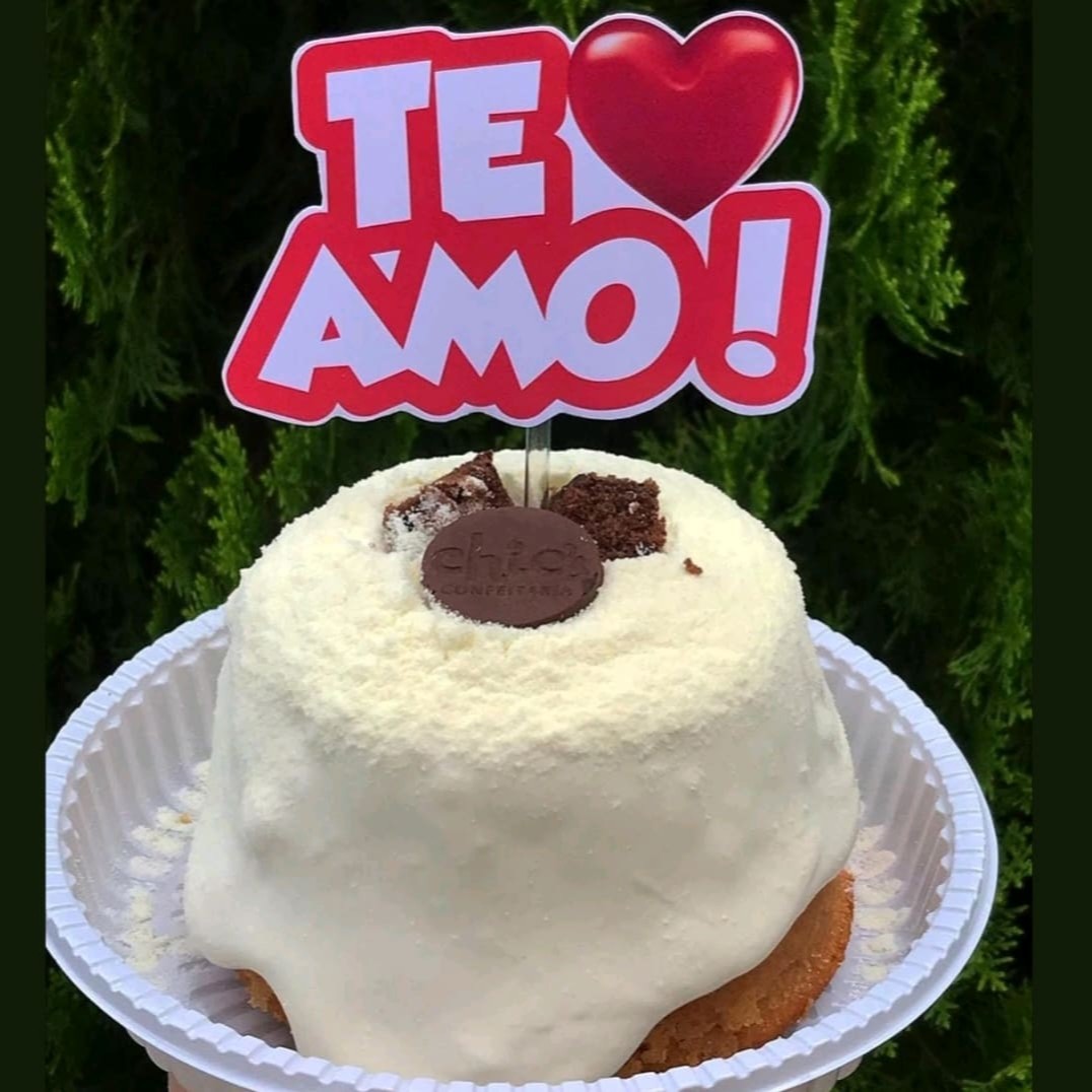 Bolo de massa fofinha coberta com recheio bem cremoso, finalizado com granulado de chocolate nobre. (1 mini vela de brinde) Ideal para presentear alguém especial, Bolo de aniversário. 12cm (serve 2 fatias generosas)