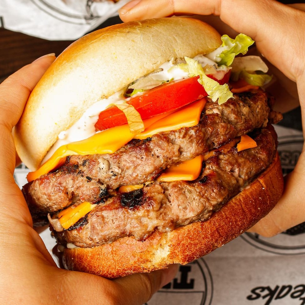 2 burgers 160gr. De ribeye, 2 camadas de cheddar, maionese texas house, alface e tomate
