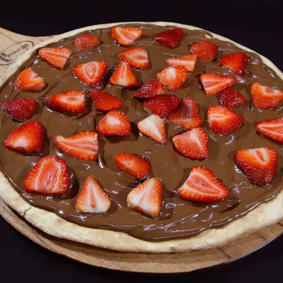 Também conhecida como Sensação, combinação mais que perfeita de uma massa fina e saborosa, mais chocolate ao leite, mais morango fatiado e leite condensado. É a verdadeira sobremesa dos deuses.