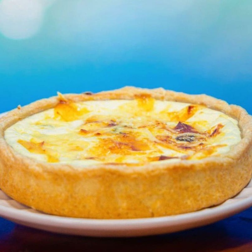 Para os amantes de queijo, essa quiche é um verdadeiro presente! Uma mistura equilibrada de queijos selecionados (provolone, gorgonzola, muçarela e requeijão) que trazem cremosidade, intensidade e aquele sabor inconfundível a cada garfada! Porção individual