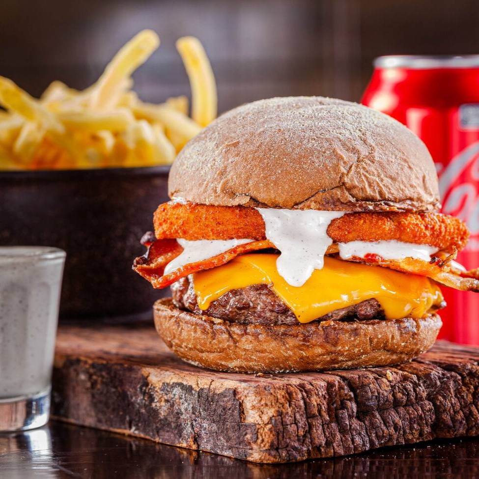 Blend 150g, Queijo cheddar ou prato, Cebola Onion, Bacon em fatias, Maionese de Alho , no Pão Australiano.