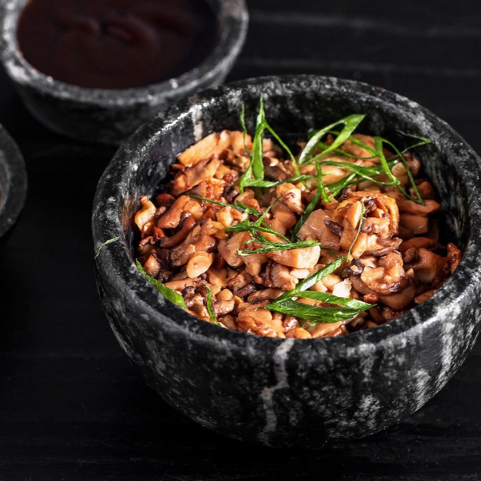 Refogado na manteiga e shoyu, finalizado com cebolinha.