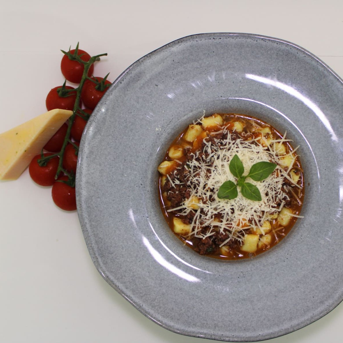 Costela bovina defumada lentamente e desfiada, cozida por horas em um molho rico de tomates defumados, ervas frescas, vinho tinto e temperos caseiros. O resultado é um ragu encorpado, com sabor profundo e defumado, que abraça a massa fresca ou grano duro, ( nhoque, talharim, tagliatelle, penne,  espaguete, ravioli, canelone ) em uma experiência única, com textura aveludada e aquele toque de comfort food.