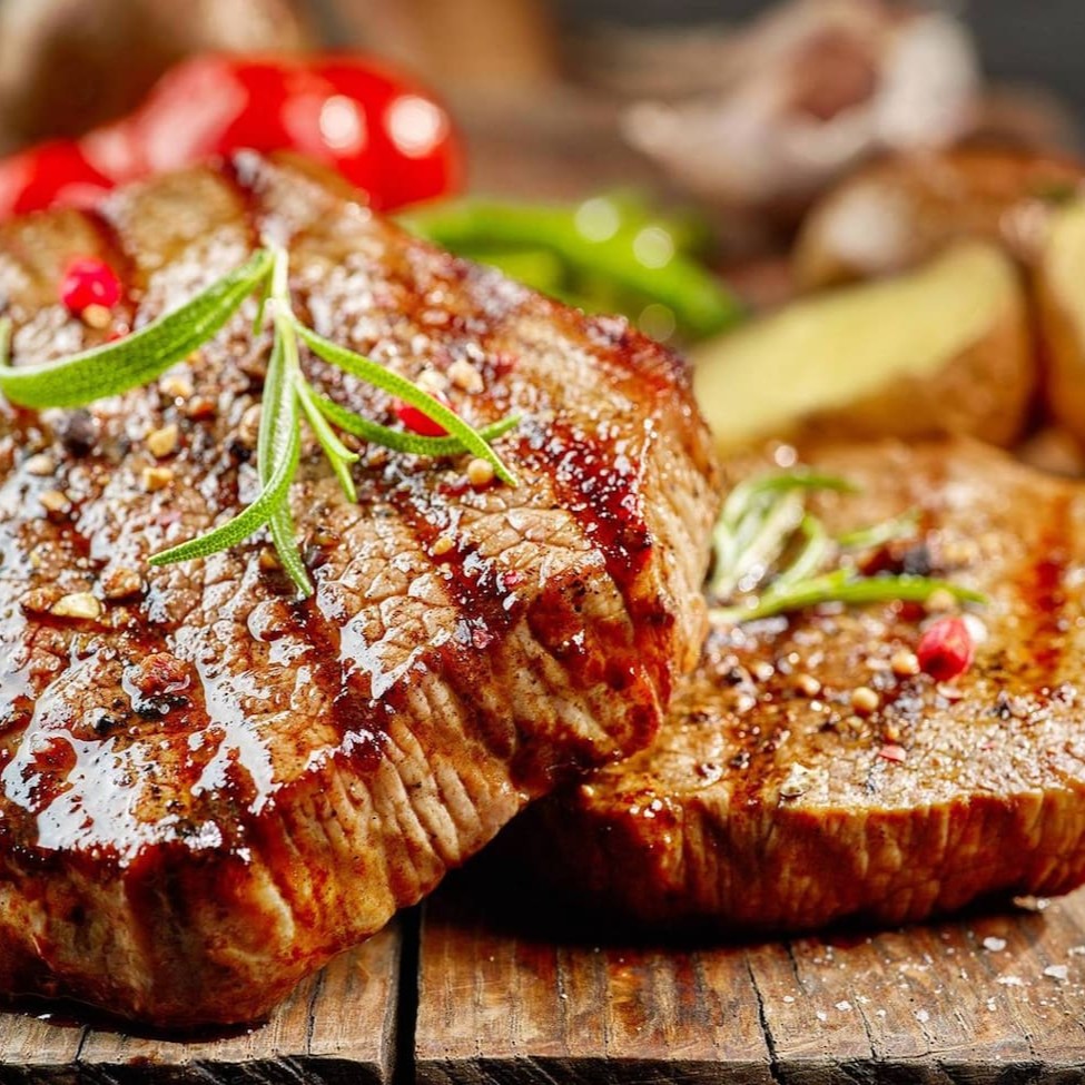 Apresenta Chorizo, Ancho e Picanha, todos cortes premium de Angus, servidos em dois bifes generosos de cada corte. O sabor autêntico da 'Linguiça Cuiabana' adiciona um toque regional ao prato. Acompanha Batata Rústica, Arroz Maluco, Farofa de Ovos e Vinagrete.