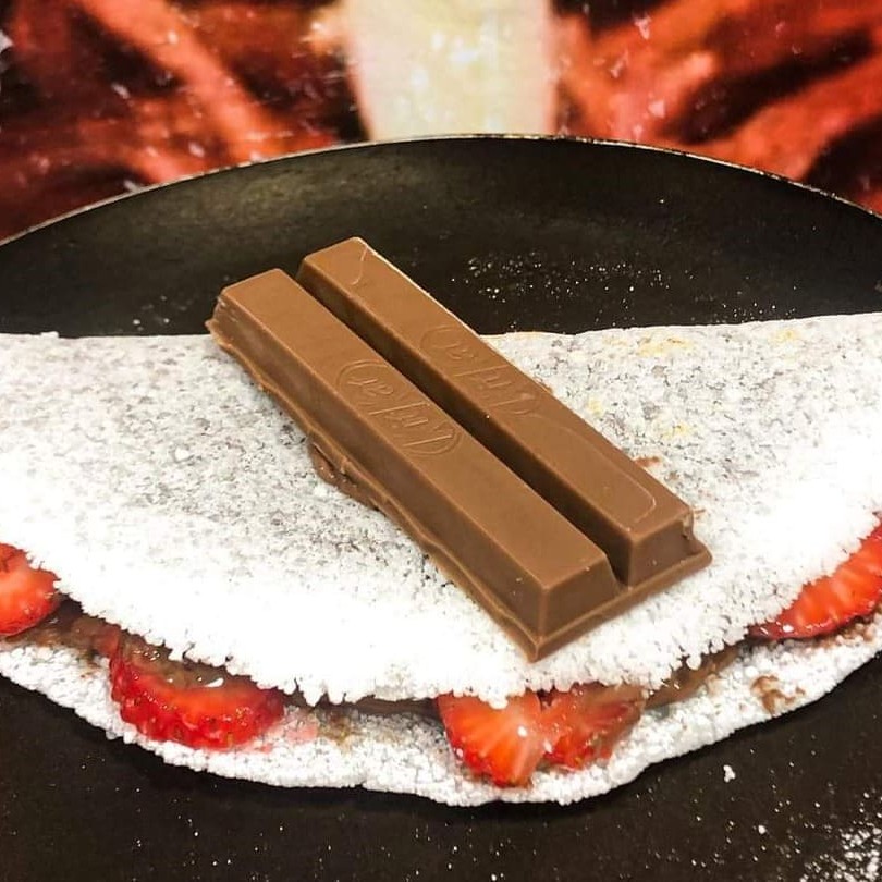 Deliciosa Tapioca com recheio de Morango Com Chocolate. Foto ilustrativa.