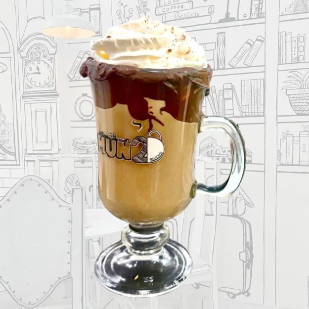 Café premium, chocolate, canela vaporizado com leite envolvido por uma calda de avelã e finalizado com Chantilly e chocolate em pó.