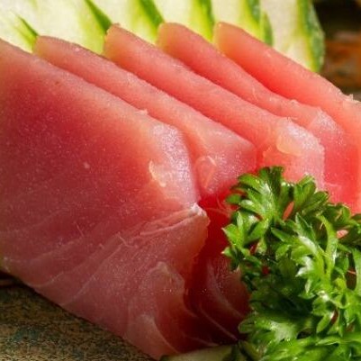 Cortes finos e elegantes de atum vermelho de alta qualidade, com textura firme e sabor marcante. Esse sashimi oferece uma experiência intensa e sofisticada, perfeita para quem aprecia o sabor robusto do atum em sua forma mais pura. Servido fresco, é uma excelente opção para paladares que desejam uma explosão de sabor e uma textura diferenciada, mantendo o equilíbrio perfeito entre força e delicadeza.