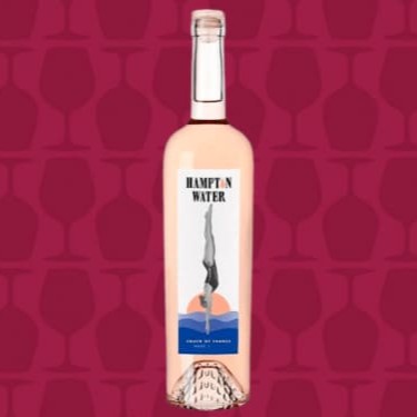 Escolhido a dedo pelos melhores produtores de vinho que o sul da França tem a oferecer, o Hampton Water Wine é composto da combinação perfeita de uvas Grenache, Cinsault e Mourvèdre. O que tudo isso significa é que nosso vinho é o companheiro perfeito para qualquer ocasião. Hampton Water apresenta coloração rosa claro, com aroma floral intenso e notas de frutas cítricas. Em boca revela-se frutado com mineralidade.  Uva: Grenache, Cinsault e Mourvèdre  Temperatura de Consumo: 10c