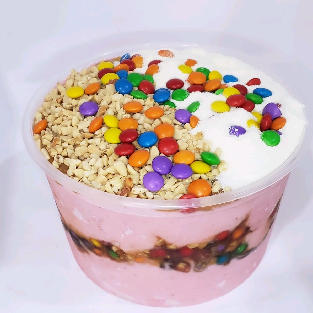 Neste valor está incluído: 2 caldas, 4 acompanhamentos. Os acompanhamentos e caldas são enviados na mesma tigela de açaí. Temos opções de ingredientes extra que vão separados. Enviamos na tigela (não é térmica).