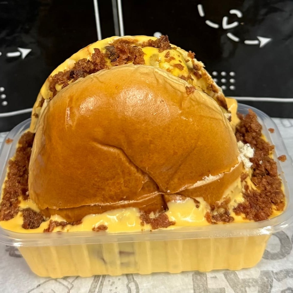 Pão, 120gr de carne artesanal, Queijo Cheddar, Creme de Cheddar e Farofa de Bacon