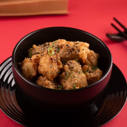 Uma combinação perfeita entre a suavidade do frango e o sabor marcante do molho de laranja com um toque picante de pimenta. O molho agridoce, com a frescura da laranja e a intensidade da pimenta, envolve cada pedaço de frango, criando uma explosão de sabores equilibrados e envolventes.