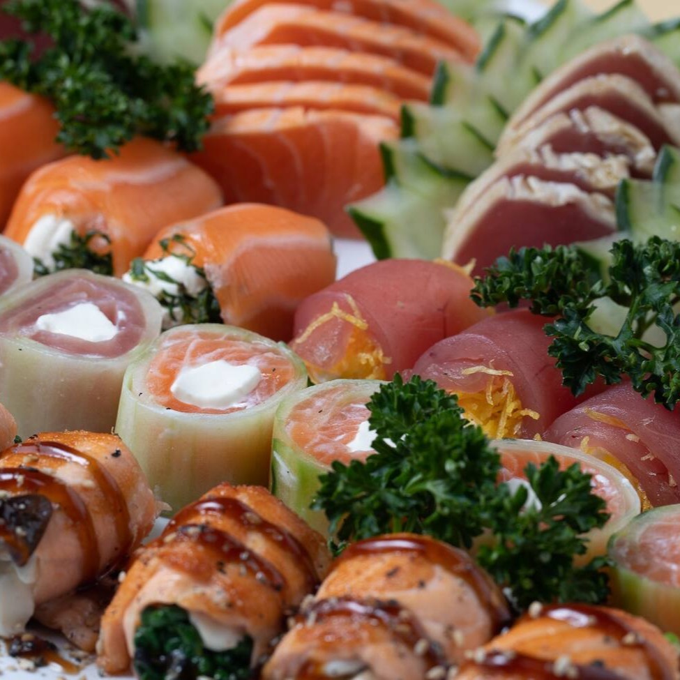 Opção 1 (22 peças): 5 sashimi salmão roast + 5 sashimi atum roast + 2 gunkan baroa sem arroz + 2 gunkan cream cheese sem arroz + 2 salmão light + 2 atum light + 4 brullee brócolis  Opção 2 (44 peças): 10 sashimi salmão roast + 10 sashimi atum roast + 4 gunkan baroa sem arroz + 4 gunkan cream cheese sem arroz + 4 salmão light + 4 atum light + 4 brullee brócolis + 4 brullee shimeji   (Imagem meramente ilustrativa)