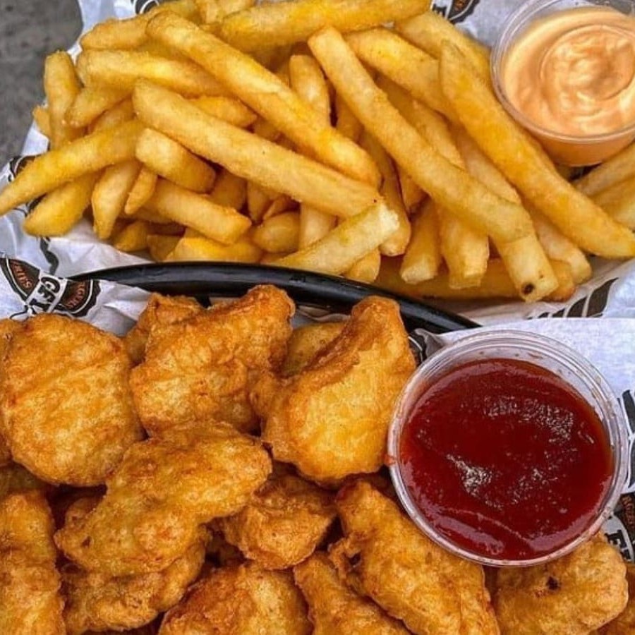 Porção com 12 nuggets e batata palito tradicional de 250g + 1 molho da sua escolha