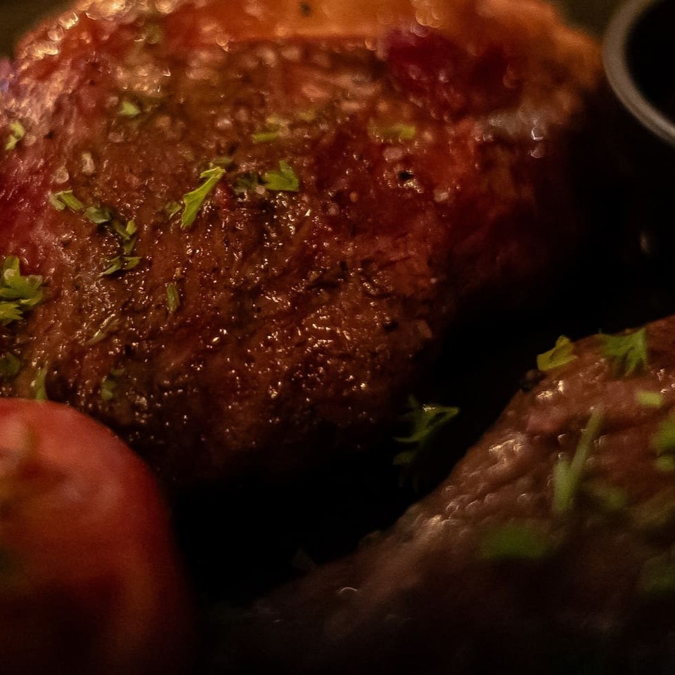 Retirado do miolo do contra-filé, com bom nível de marmoreio e capa de gordura externa e uniforme, corte sem erro, entrega tudo que uma carne boa precisa e com ótimo custo benefício!