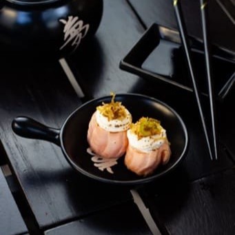 Salmão, arroz, creem cheese, Maçaricado com alho poró