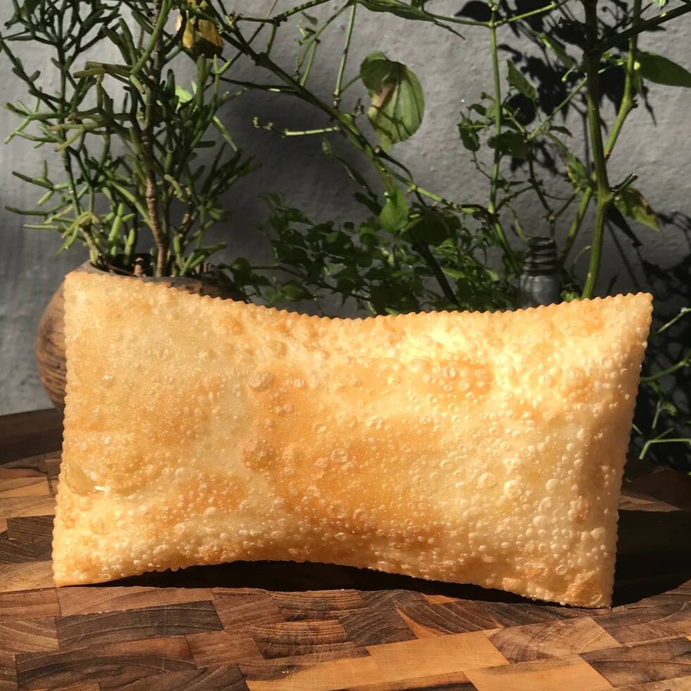 Pastel com massa tradicional com recheio de queijo