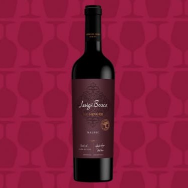 O Vinho Luigi Bosca Malbec Doc de Sangre 2020 foi um dos primeiros vinhos argentinos a ostentar uma Denominação de Origem Controlada (D.O.C.), a de Luján de Cuyo, em Mendoza. Elaborado pela Bodega Luigi Bosca, com a uva Malbec, oriunda de vinhas velhas, com mais de setenta anos de idade, na Finca La Linda, na Argentina. De coloração violácea intensa e brilhante, revela, no nariz, aromas de frutas vermelhas e negras maduras, como ameixa, cereja, framboesa e amora, notas de especiarias doces, além de nuances defumadas, advindas do estágio em carvalho. Em boca, o Vinho Luigi Bosca Malbec Doc de Sangre 2020 é fresco, contando com taninos refinados e um final longo e persistente. Esse é um rótulo que pode ser apreciado agora, mas que apresenta um potencial de guarda de até uma década!  Teor alcoólico: 14,5% Temperatura de serviço: 16 a 18c Uva: Malbec