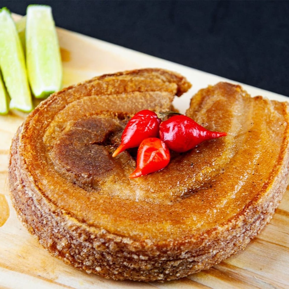 Saboroso torresmo de rolo *Todas as porções têm direito a 1 molho da casa.