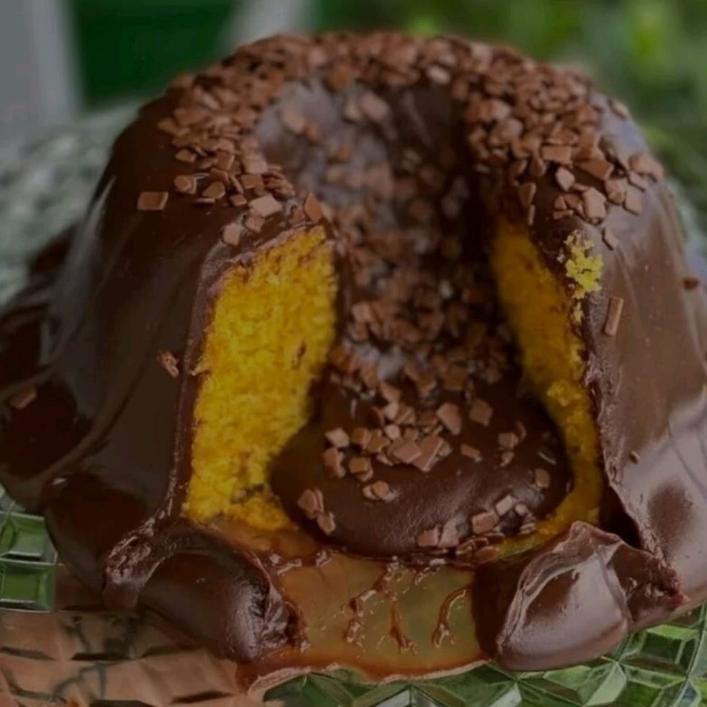 Massa de cenoura com recheio de chocolate cremoso com granulé de chocolate. (Peso aproximado 400gr)