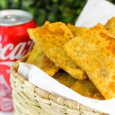 Sequinhos e muito saborosos! Recheado nos sabores: Carne, Queijo e Calabresa!! (20 mini pasteis + Coca-Cola lata)