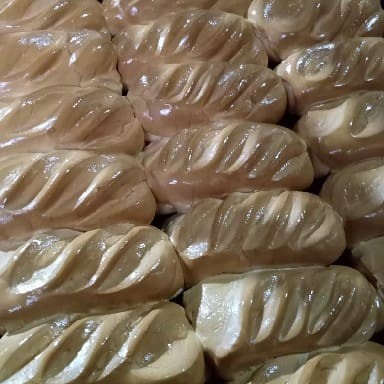 1 pacote com 30 unidades de pães massa fina doce