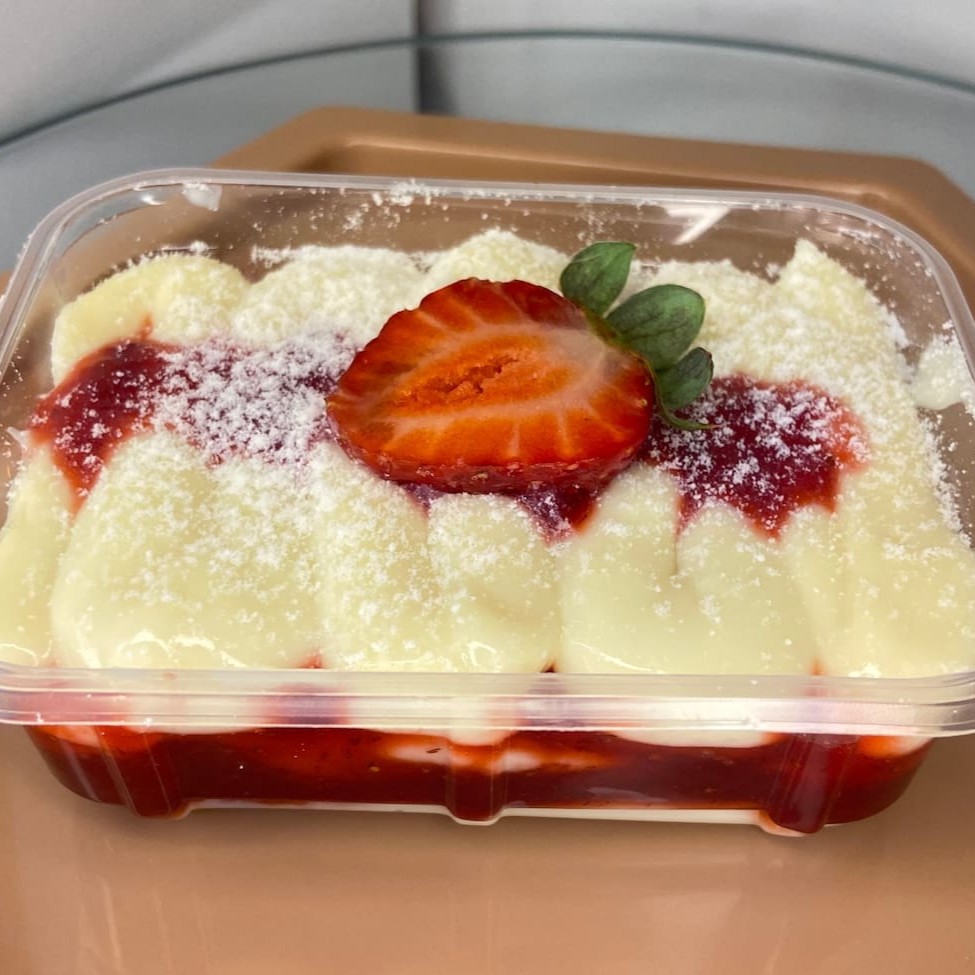 Nosso delicioso creme 3 leites, geléia de morango e finalizado com leite em pó e metade de um morango. Embalagem de 150ml