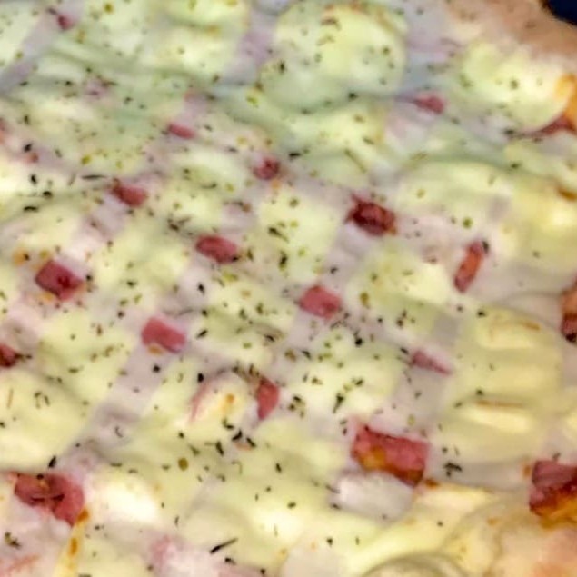 Deliciosa pizza de massa fina, com molho de tomate, mais calabresa Aurora fatiada coberto com delicioso requeijão cremoso e orégano.  Obs: Sem mussarela