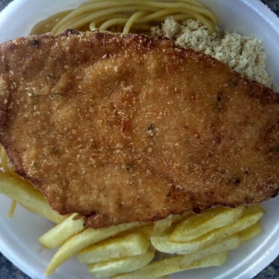 Feijão, arroz, macarrão, batata frita e farofa.