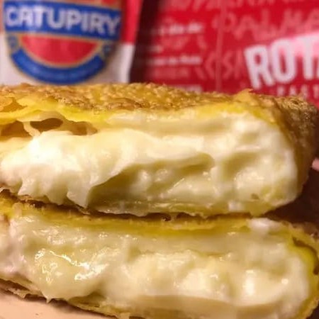 Combinação perfeita de mussarela, provolone e Catupiry.  Pastel com 21cm frito no óleo de algodão.