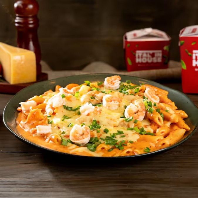 Camarão rosé combina o sabor delicado dos camarões com molho pomodoro, molho branco e um toque de especiarias. Realçam o sabor do mar. Este molho é perfeito para acompanhar nossas massas e nhoques. Finalizado com queijo e cebolinha. (aprox. 800g)