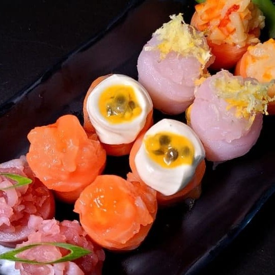 Uma incrivel seleção dos nossos joe premium, o combinado é composto por 10 peças variadas, sendo: 2 Joe atum 2 Joe salmão 2 Joe com maracujá 2 Joe de peixe branco com limão siciliano 2 Joe haddock