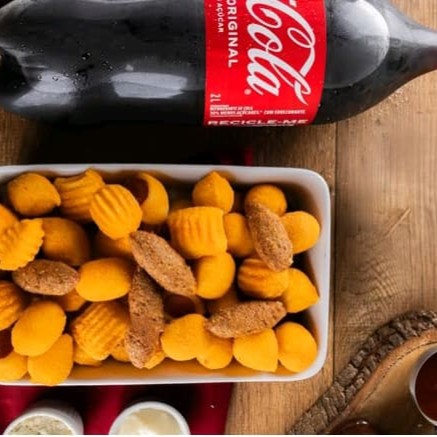 São 50 unidades de deliciosos salgadinhos caseiros temperados e recheados com ingredientes de alta qualidade e claro que não pode faltar a queridinha do lanche uma coca cola bem gelada.