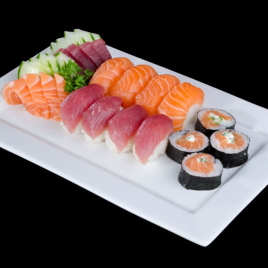 4 sashimi salmão + 4 sashimis atum + 4 sushi salmão +4 sushi atum + 4 filadélfia